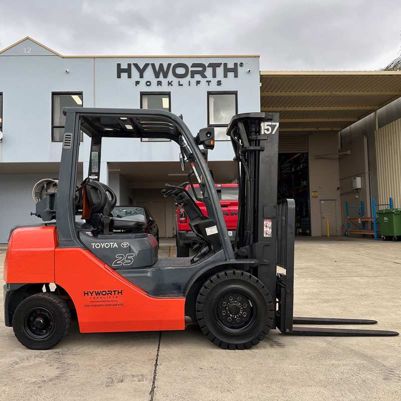 2008 Toyota 2.5T Gas Forklift with Container Mast