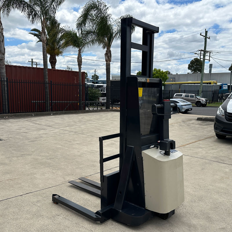 Refurbished Crown 1T Walkie Stacker with 3.3m Lift Height