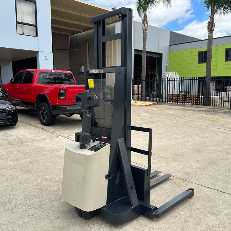 Crown-1T-Walkie-Stacker-3300mm-8